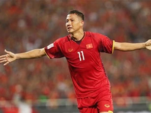 Clip: Anh Đức đánh đầu tung lưới Philippines