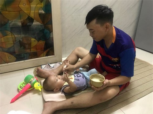 Những câu chuyện cười ra nước mắt của các ông bố trẻ