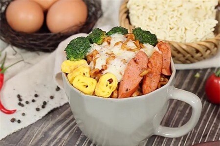 Clip: Trổ tài chế biến cốc món mì cay ngon ngất ngây