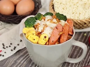 Clip: Trổ tài chế biến cốc món mì cay ngon ngất ngây