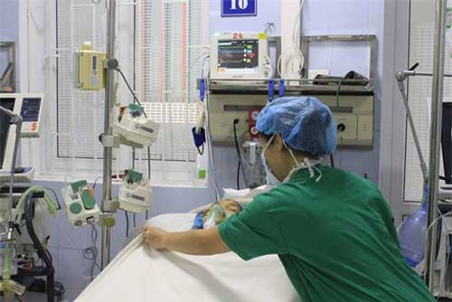 3 giờ căng thẳng cứu bệnh nhân phình động mạch chủ bụng dọa vỡ