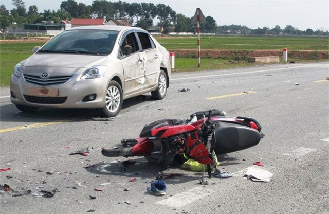 Tai nạn liên hoàn, xe buýt tông xe máy và ô tô, một người tử vong tại chỗ