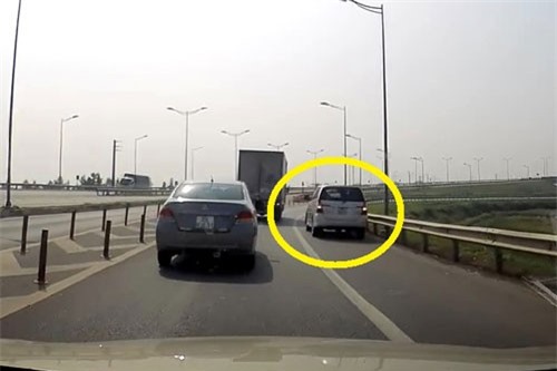 Clip: Xe 7 chỗ đi lùi trên cao tốc Hà Nội - Thái Nguyên