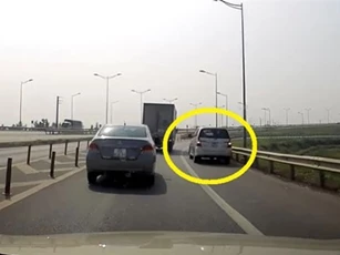 Clip: Xe 7 chỗ đi lùi trên cao tốc Hà Nội - Thái Nguyên