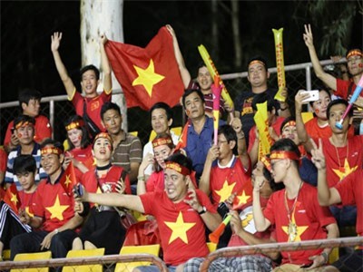 Cổ động viên Việt Nam đổ bộ sân Panaad, tiếp lửa thầy trò HLV Park Hang Seo