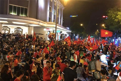 Hàng nghìn người đổ xuống phố ăn mừng chiến thắng của đội tuyển Việt Nam