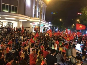 Hàng nghìn người đổ xuống phố ăn mừng chiến thắng của đội tuyển Việt Nam