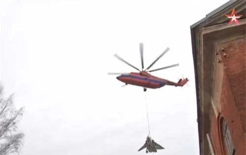 Trực thăng vận tải Mi-26 nâng máy bay chiến đấu Su-24. (Ảnh: Sputnik)