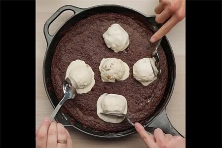 Clip: 'Trổ tài' làm món bánh kem chocolate hấp dẫn ngon 'bất chấp' thời tiết lạnh giá