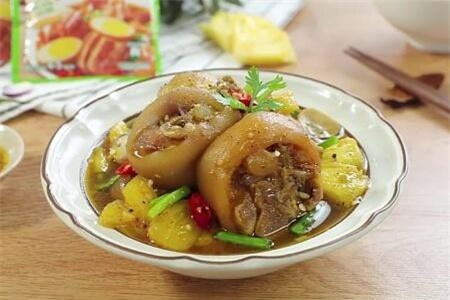 Clip: Cách nấu món chân giò kho dứa 'đưa cơm' cho cả nhà