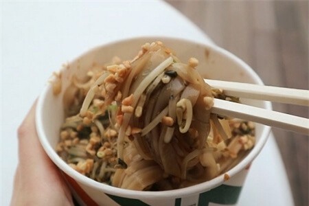 Clip: 'Mục sở thị' cách chế biến phở xào tại quán đường phố Hàn Quốc