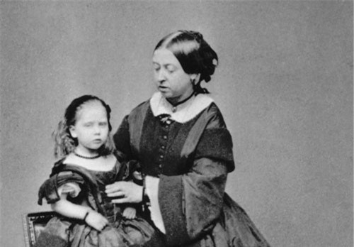 Tiết lộ khó tin về nữ hoàng quyền lực nhất nước Anh