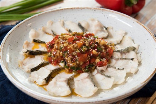 Cá hấp sốt tỏi ớt ngọt ngon mà làm thì dễ vô cùng