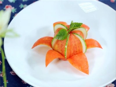 Clip: Học cách tỉa hoa từ cà chua để trang trí món ăn siêu đẹp