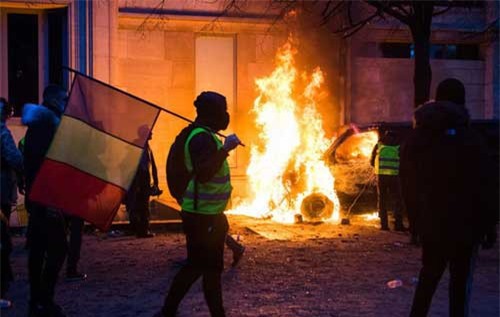 Pháp cân nhắc ban bố tình trạng khẩn cấp vì bạo loạn tồi tệ nhất 50 năm