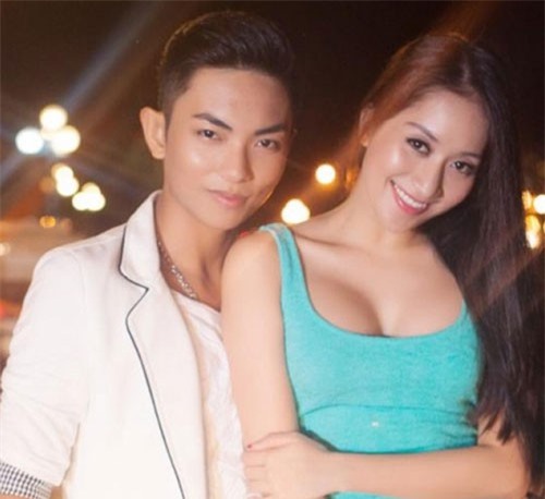 Cô giáo sexy làm vợ học trò kém 12 tuổi, chồng cưng chiều dắt đi mua xe hơi