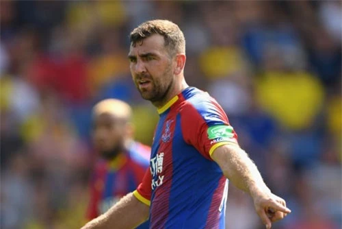 Tiền vệ: James McArthur (Crystal Palace).