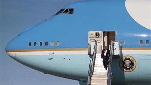 Lý do ông Trump 'lệnh' tháo hết ghế trên Không Lực Một