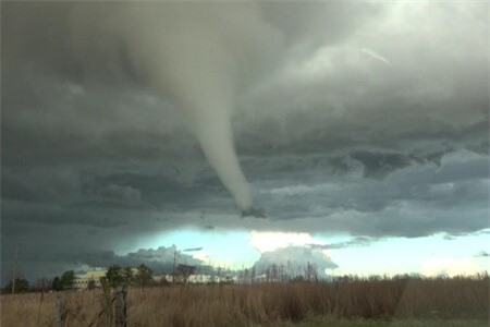 Clip: Kinh hãi khi chứng kiến cảnh vòi rồng được hình thành