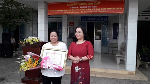 Khen thưởng người phụ nữ trả lại 100 triệu đồng cho người đánh rơi