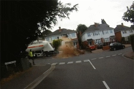 Clip: Xe trộn bê-tông gây họa trên phố do tài xế quên cài phanh tay