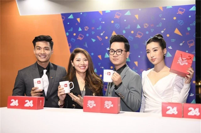 BTV Ngọc Trinh cùng các MC quảng bá cho Tiêu Dùng 24h - chương trình mới của VTV24 do chính cô tổ chức sản xuất.