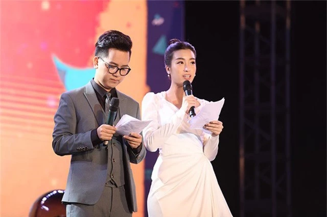 Hoa hậu Việt Nam 2016 Đỗ Mỹ Linh cùng MC Hữu Trí của VTV24 đảm nhiệm vai trò MC của chương trình.