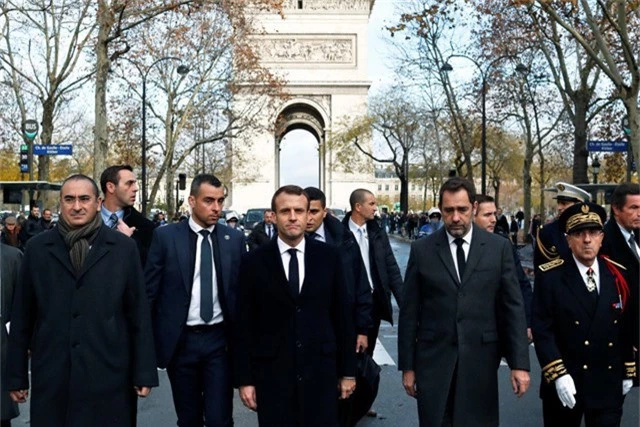 Tổng thống Macron (giữa) cùng các quan chức Pháp thăm hỏi lực lượng cứu hỏa và cảnh sát chống bạo động tại Paris hôm 2/12. (Ảnh: Reuters) 