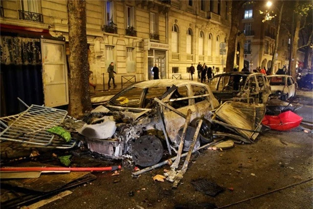  Cảnh tượng tan hoang tại thủ đô nước Pháp sau các cuộc bạo loạn. (Ảnh: Reuters) 