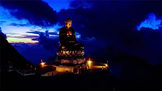 Đại tượng Phật A Di Đà. 