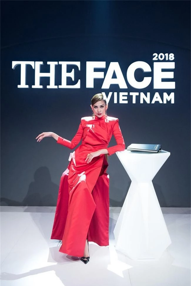 Đầu tư như Võ Hoàng Yến ở The Face, cứ vào vòng loại là thay áo dài sang chảnh để chặt đẹp cả thế giới - Ảnh 2.