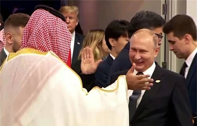  Tổng thống Putin và Thái tử Ả rập Xê út có màn đập tay thân thiện khi gặp nhau tại hội nghị G20. (Ảnh: Japan Times) 