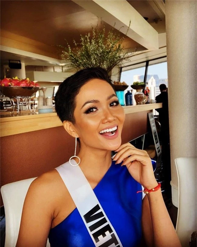 HHen Niê xử đẹp trang phục khó nhằn, tự tin tạo dáng trong buổi chụp hình tại Miss Universe 2018 - Ảnh 4.