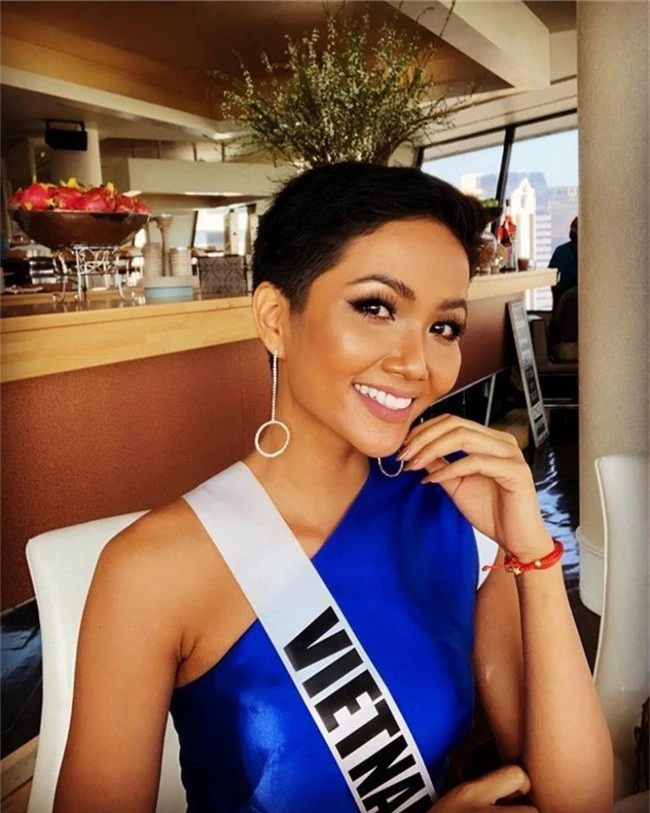 HHen Niê xử đẹp trang phục khó nhằn, tự tin tạo dáng trong buổi chụp hình tại Miss Universe 2018 - Ảnh 5.