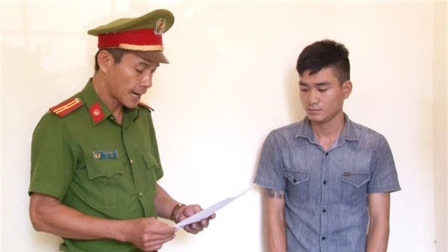 Công an đọc lệnh bắt Lê Hoài Lộc trong vụ án chiếm đoạt 2 xe ô tô