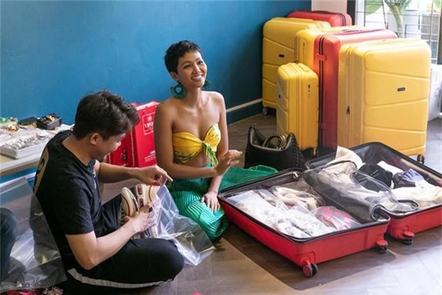 Một ngày trước khi lên đường sang Thái, Hoa hậu H’jen Niê và ê-kíp đồng hành cùng cô từ sau đăng quang đến giờ đã cùng nhau soạn hành lý, sắp xếp vật dụng vào vali cho H’hen Niê. 