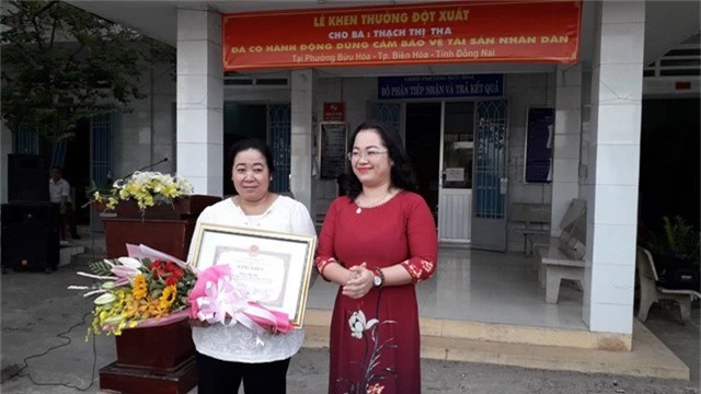 Đại diện Ban thi đua khen thưởng tỉnh Đồng Nai trao tặng bằng khen cho bà Thạch Thị Tha