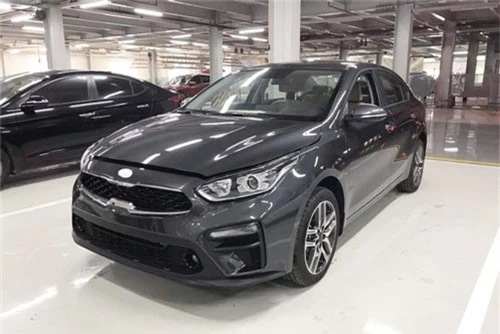 Lộ ảnh chi tiết nội, ngoại thất 2 phiên bản Kia Cerato 2019 tại đại lý trước ngày ra mắt. Phiên bản cao cấp với hộp số tự động và bản số sàn của Kia Cerato 2019 khác biệt ở màu và trang bị nội thất. Vành xe giống hệt nhau. (CHI TIẾT)