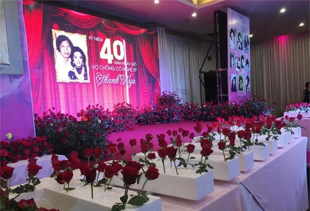 Theo nguyện vọng của gia đình, khách mời đều mang theo hoa hồng đến để nhớ về cố nghệ sĩ Thanh Nga - tài hoa một thời của nghệ thuật Việt Nam.