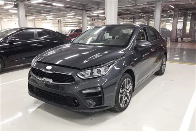 Lộ ảnh chi tiết nội, ngoại thất 2 phiên bản Kia Cerato 2019 tại đại lý trước ngày ra mắt - Ảnh 1.