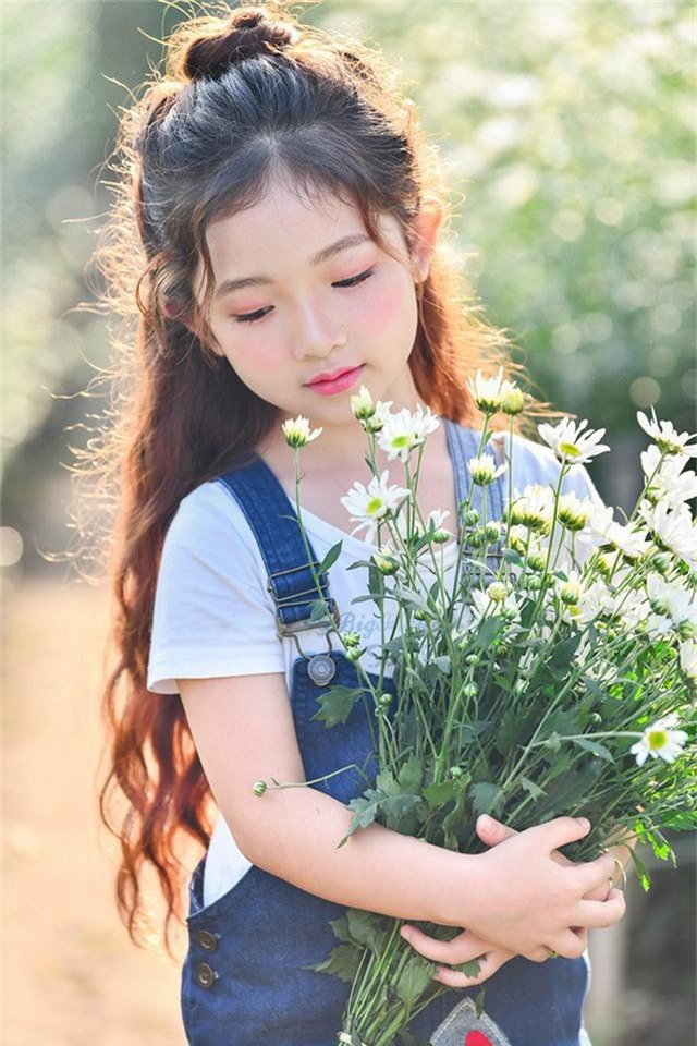 Còn nhỏ tuổi nhưng bé Hà Linh đã có năng khiếu biểu hiện trước ống kính máy ảnh.