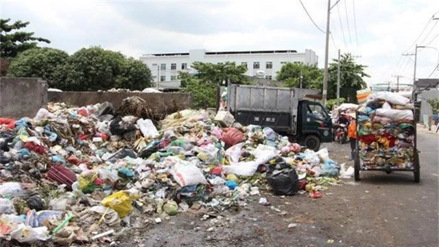 Điểm nóng ô nhiễm môi trường do không có sự phối hợp tốt giữa xe thu gom rác của đường dây thu gom rác dân lập và xe vận chuyển của công ty công ích