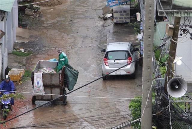 Phương tiện thu gom rác thô sơ, không có ngăn phân loại rác theo tiêu chuẩn