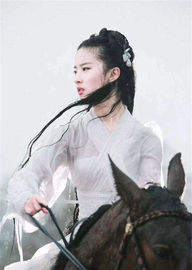Nhan sắc thật sự của Tiểu Long Nữ mũi to bị photoshop thảm hoạ trên poster Tân Thần Điêu Đại Hiệp 2018 - Ảnh 3.