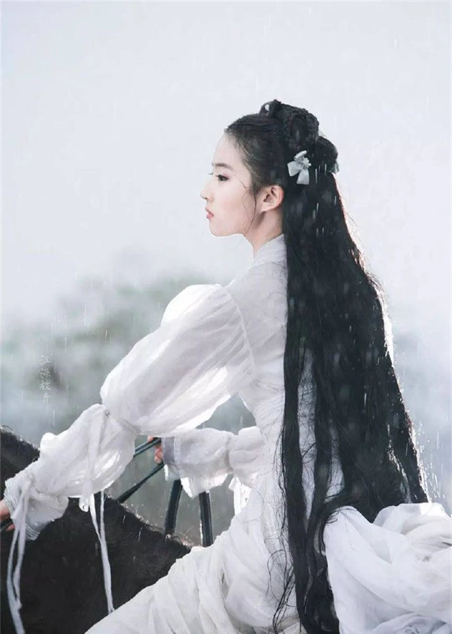 Nhan sắc thật sự của Tiểu Long Nữ mũi to bị photoshop thảm hoạ trên poster Tân Thần Điêu Đại Hiệp 2018 - Ảnh 4.