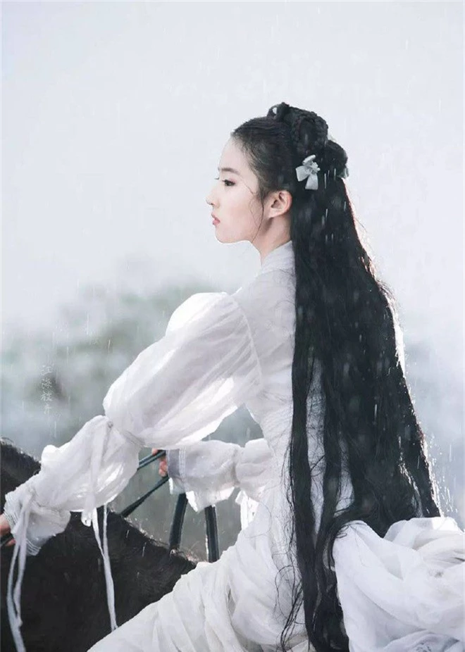 Nhan sắc thật sự của Tiểu Long Nữ mũi to bị photoshop thảm hoạ trên poster Tân Thần Điêu Đại Hiệp 2018 - Ảnh 4. Nhan sắc thật sự của Tiểu Long Nữ mũi to bị photoshop thảm hoạ trên poster Tân Thần Điêu Đại Hiệp 2018 - Ảnh 4.