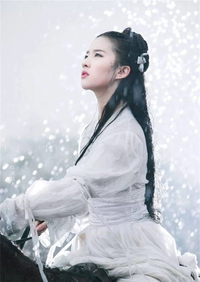 Nhan sắc thật sự của Tiểu Long Nữ mũi to bị photoshop thảm hoạ trên poster Tân Thần Điêu Đại Hiệp 2018 - Ảnh 5. Nhan sắc thật sự của Tiểu Long Nữ mũi to bị photoshop thảm hoạ trên poster Tân Thần Điêu Đại Hiệp 2018 - Ảnh 5.