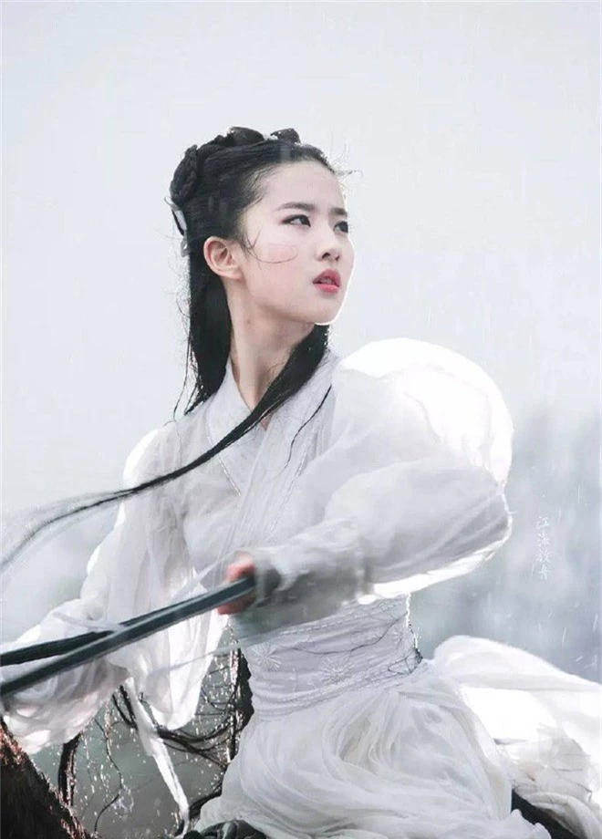 Nhan sắc thật sự của Tiểu Long Nữ mũi to bị photoshop thảm hoạ trên poster Tân Thần Điêu Đại Hiệp 2018 - Ảnh 6. Nhan sắc thật sự của Tiểu Long Nữ mũi to bị photoshop thảm hoạ trên poster Tân Thần Điêu Đại Hiệp 2018 - Ảnh 6.