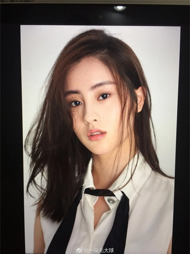 Nhan sắc thật sự của Tiểu Long Nữ mũi to bị photoshop thảm hoạ trên poster Tân Thần Điêu Đại Hiệp 2018 - Ảnh 9. Nhan sắc thật sự của Tiểu Long Nữ mũi to bị photoshop thảm hoạ trên poster Tân Thần Điêu Đại Hiệp 2018 - Ảnh 9.