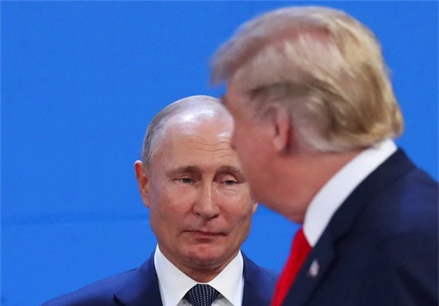  Tổng thống Trump và Tổng thống Putin chạm mặt trong nghi thức chụp ảnh chung tại hội nghị G20 ở Argentina. (Ảnh: Reuters) 